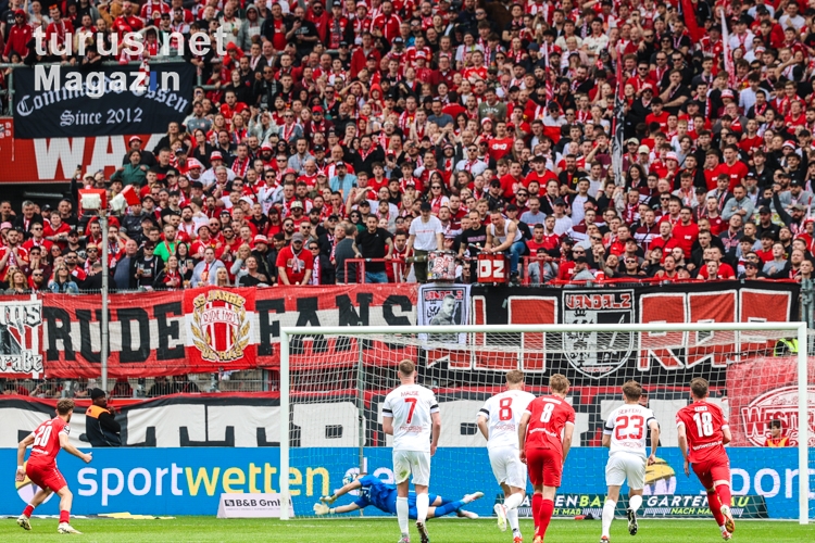 Leonardo Vonic Elfmeter Rot-Weiss Essen vs. FC Ingolstadt 04 Spielfotos 28.04.2024
