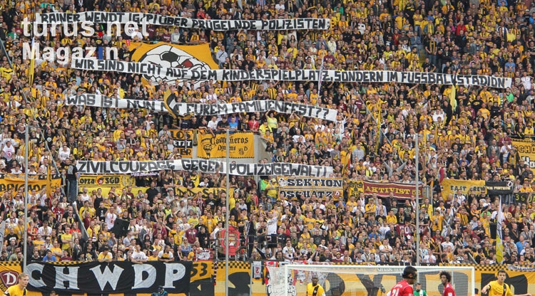 Foto: Spruchbänder im K Block der SG Dynamo Dresden - Bilder von SG