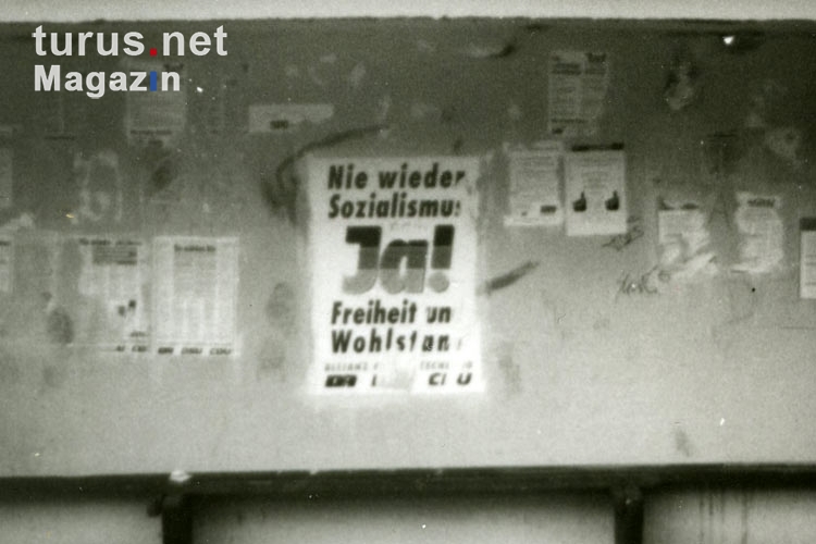 Wahlplakate zur Volkskammerwahl 1990 an einer Bushaltestelle in Waldesruh bei Berlin