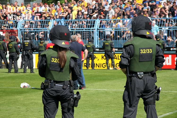 Massive Polizeipräsenz auf dem Rasen des Stadion an der Gellertstraße in Chemnitz