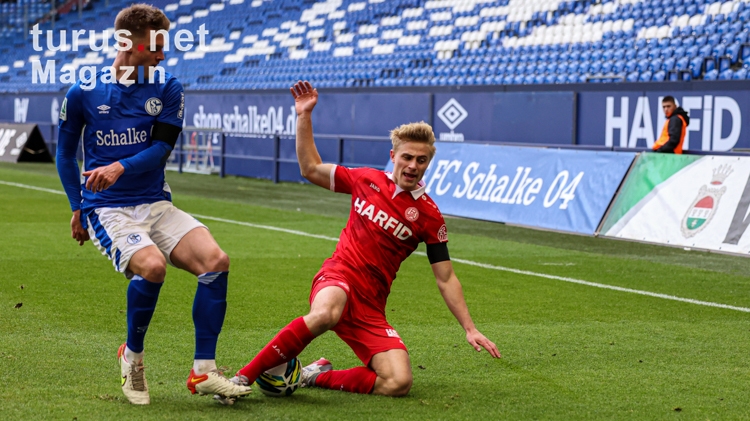 Cedric Harenbrock Foul Schalke 04 vs. Rot-Weiss Essen Spielfotos 26-02-2022