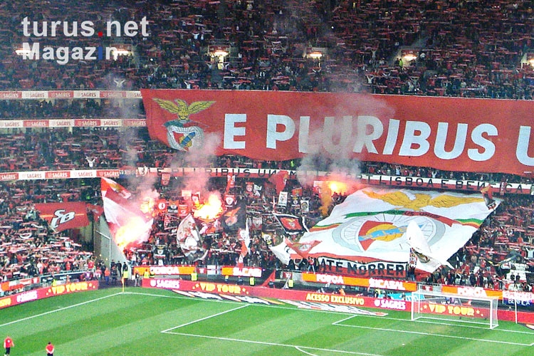 Brennende Kurve beim Derby zwischen Benfica und Sporting Lissabon