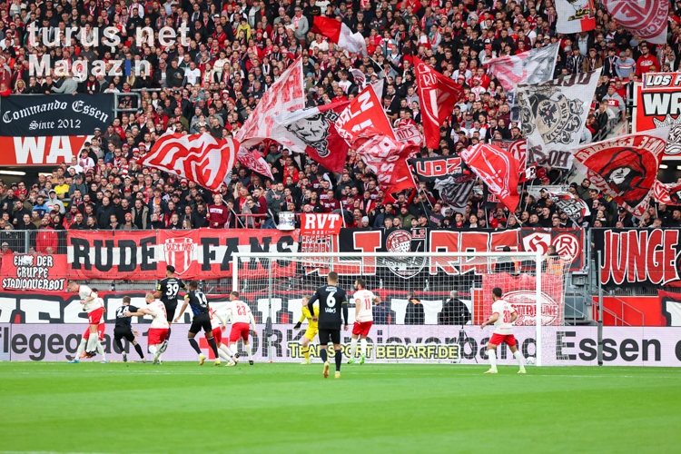 Rot-Weiss Essen Fans im Spiel gegen 1. FC Saarbrücken 19.09.2022