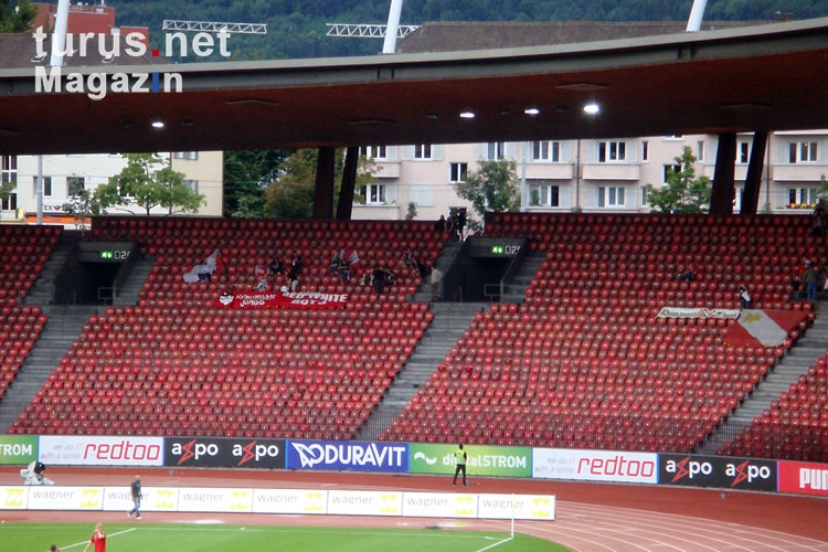 Auswärtsfans des FC Thun im Stadion Letzigrund