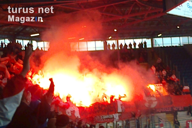 Ultras des Halleschen FC zünden in Rostock Pyrotechnik