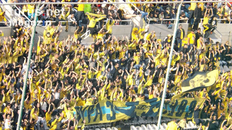 Fans von AEL Limassol bei APOEL Nikosia