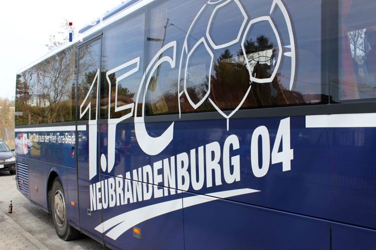 Mannschaftsbus des 1. FC Neubrandenburg