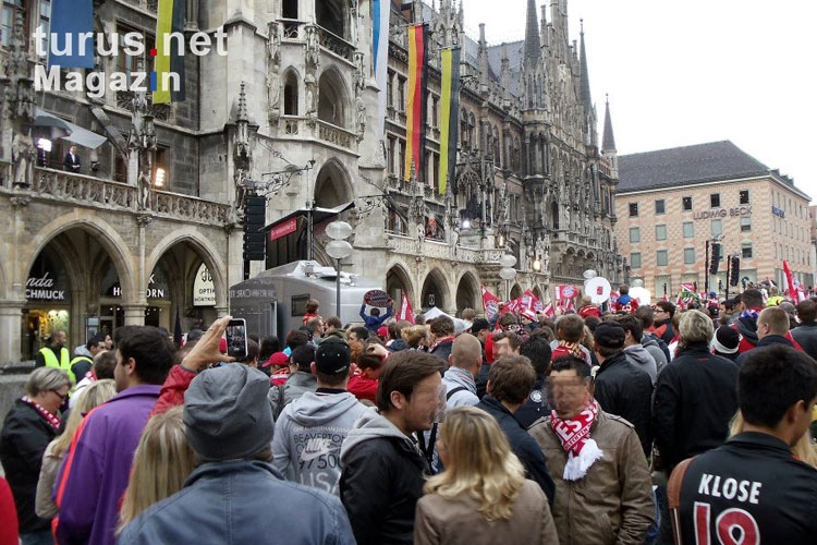 FC Bayern München Fans vor dem Rathaus