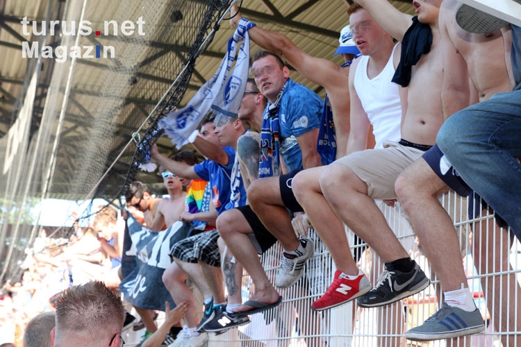 VfL Bochum Fans warten nach Abpfiff auf Spieler