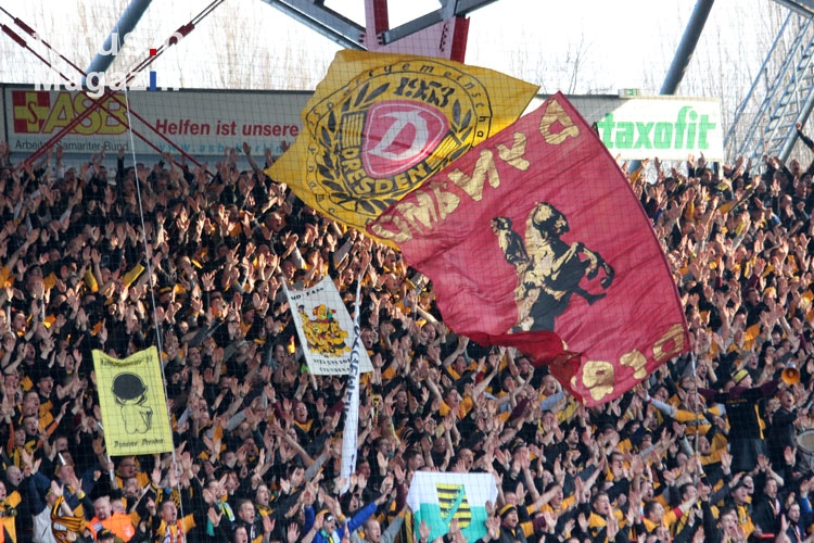 Os fãs de futebol de SG Dynamo Dresden na Alemanha