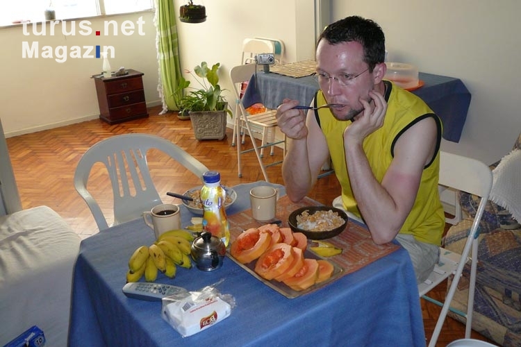 Brasilianisches Frühstück: Cornflakes, Mamão, Bananen - und die TV-News....