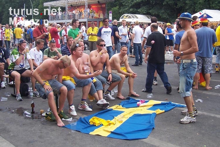 schwedische Fußballfans auf der Fanmeile vor dem Brandenburger Tor in Berlin