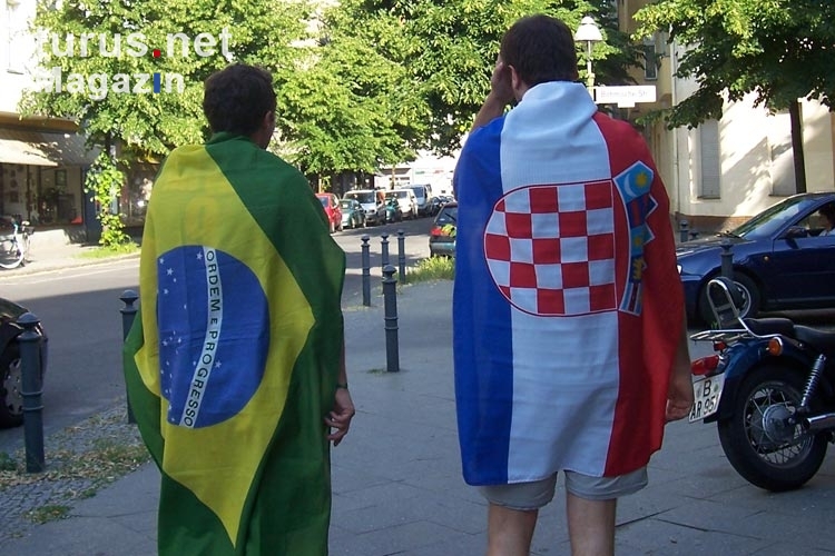 Man zeigt Flagge... Auf dem WM-Programm: Brasilien - Kroatien