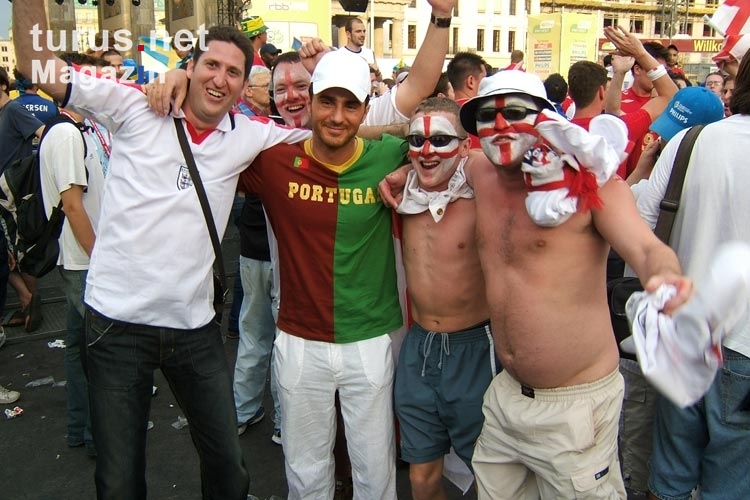 portugiesischer Fan inmitten von Engländern auf der Fanmeile in Berlin