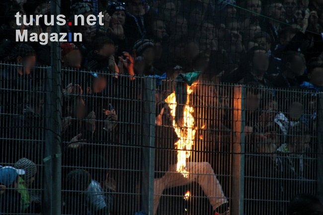 Chemnitzer verbrennen einen Werder-Schal
