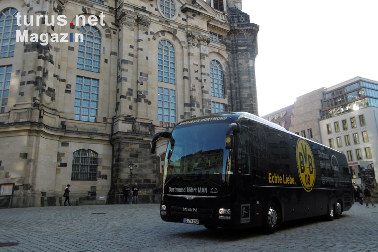 Dortmunder Mannschaftsbus an der Frauenkirche