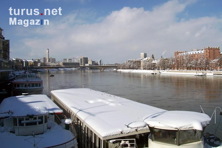 Blick auf den Rhein in Basel im Winter