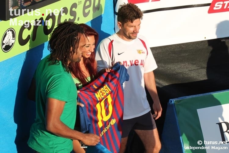 Christian Karembeu übergibt einem Gewinner ein Barça-Trikot von Lionel Messi (FC Barcelona)