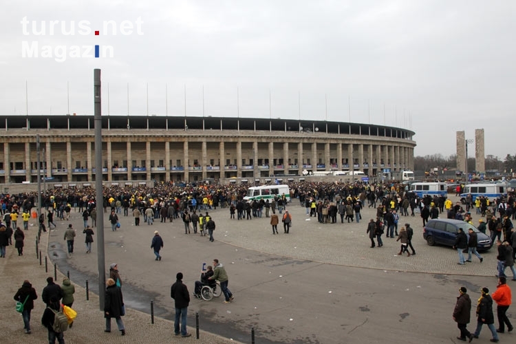 tausende Fans von Borussia Dortmund auf dem Weg zum Berliner Olympiastadion, 18. März 2012