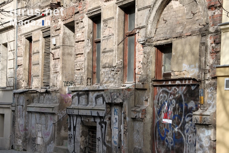 Der Charme des Maroden: Alte Hausfassade in Berlin-Mitte