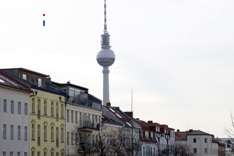Der Berliner Fernsehturm ist von überall zu sehen ...