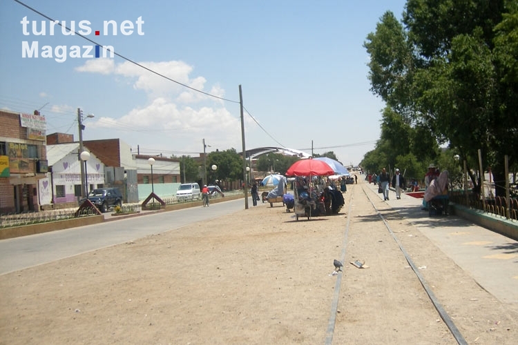 Staubige Straße und alte Schienen in der bolivianischen Stadt Villazón im Departamento Potosí