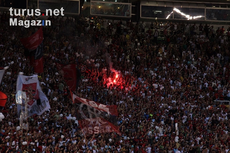 Pyrotechnik beim Derby CR Vasco da Gama - CR Flamengo Rio de Janeiro, (Foto: T. Hänsch www.unveu.de)