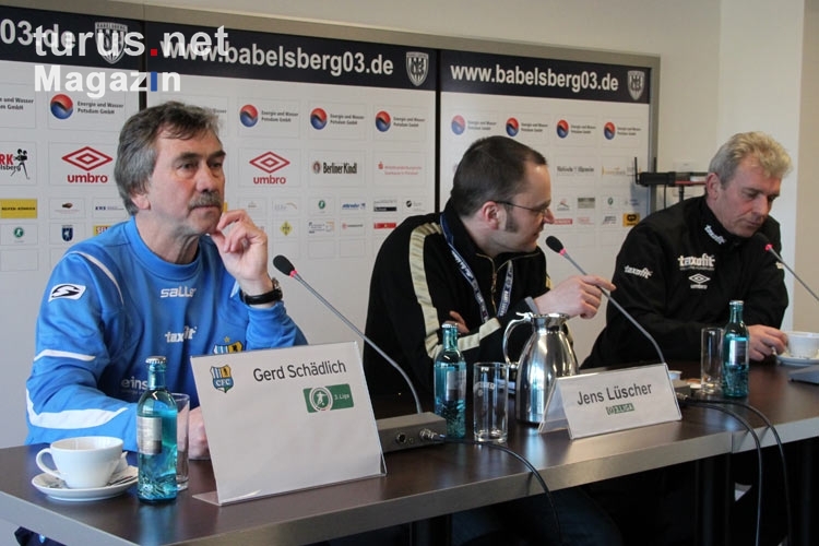CFC-Trainer Gerd Schädlich auf der Pressekonferenz im Karli