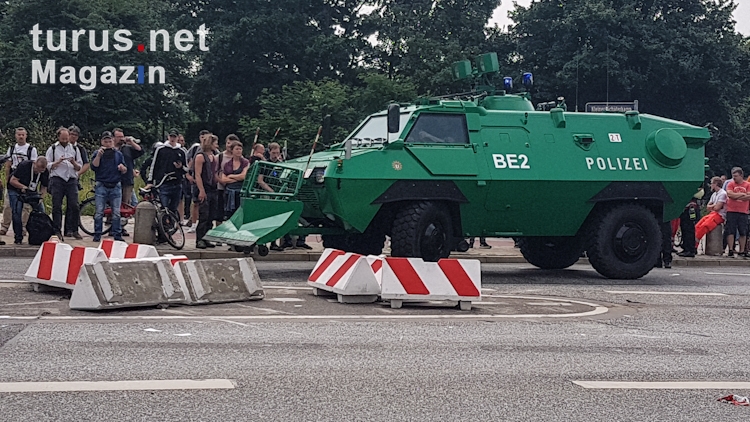 Räumfahrzeug der Polizei in Hamburg