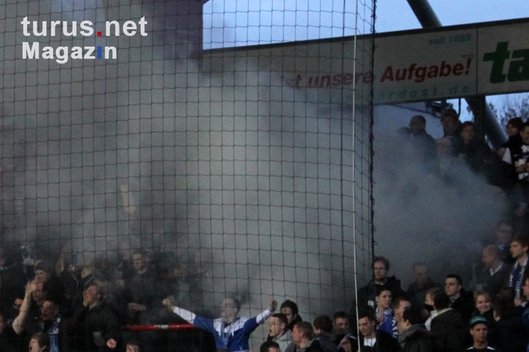 Rauch im Block des MSV Duisburg auswärts beim 1. FC Union Berlin