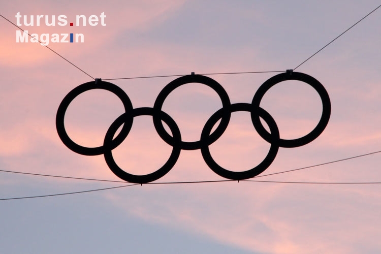 Olympische Ringe am rötlichen Abendhimmel