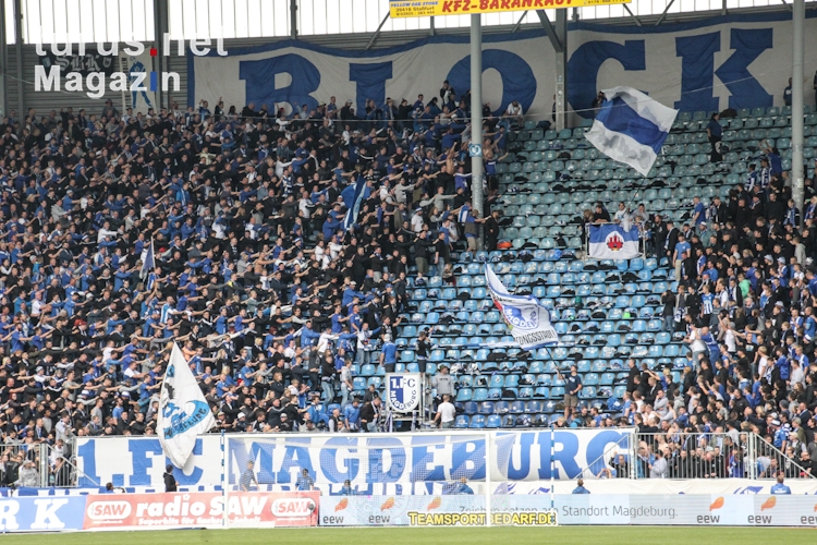Magdeburger feiern das 2:0 gegen Rostock