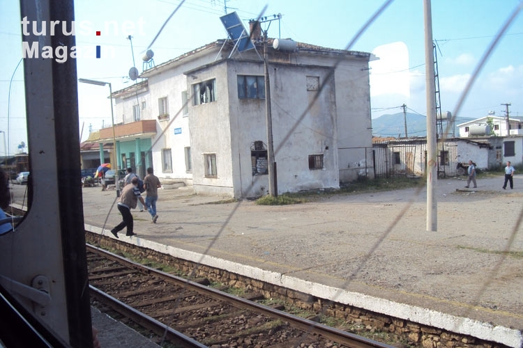 Blick aus dem Zugfenster: Mit der Bahn unterwegs in Albanien