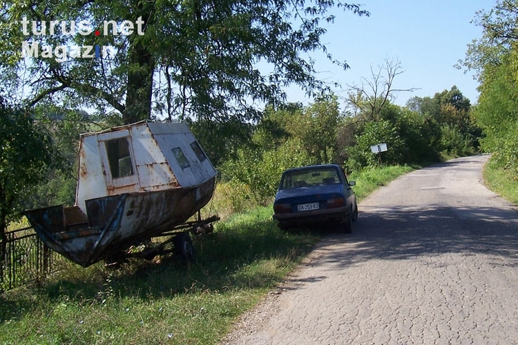 ein Boot der Marke Eigenbau im Hinterland von Serbien