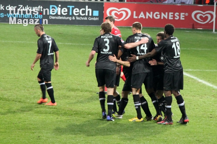Spieler von Eintracht Frankfurt feiern einen Treffer