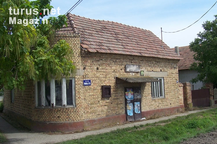 einsames Haus in einem Dorf in der serbischen Vojvodina