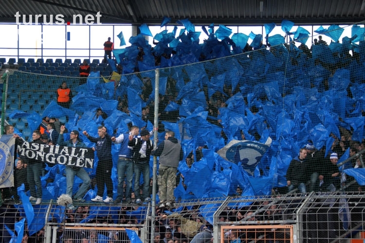 Ultras / Fans des Karlsruher SC mit blauem Fahnenmeer in Bochum