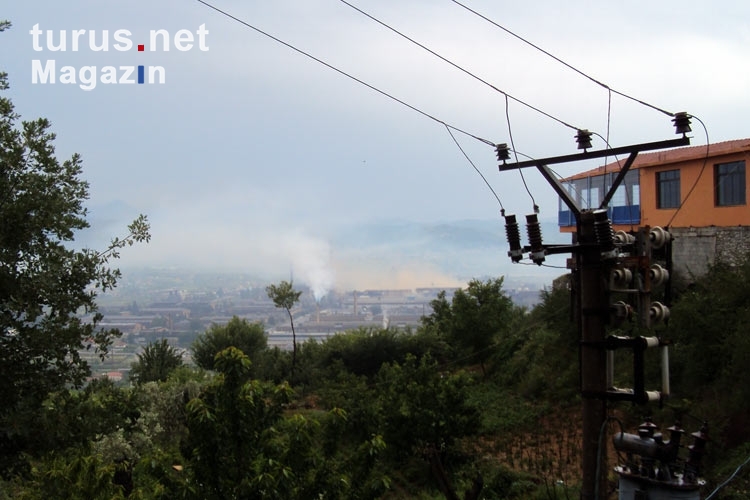 Luftverschmutzung über Elbasan, Albanien