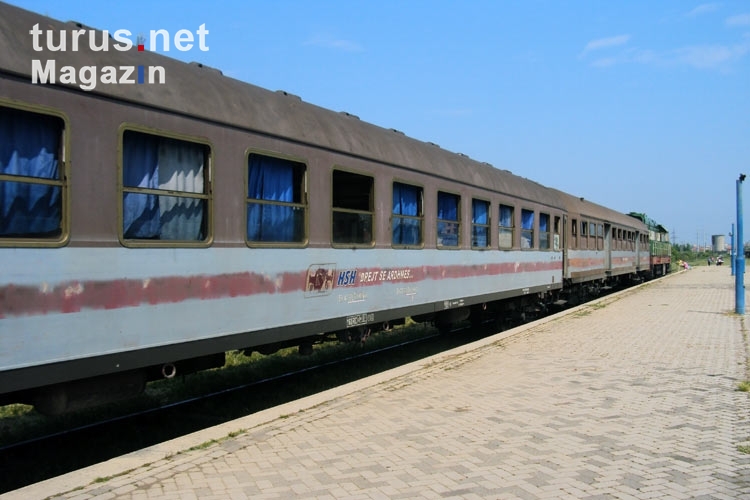 Eisenbahnwaggons auf dem Bahnhof von Durres
