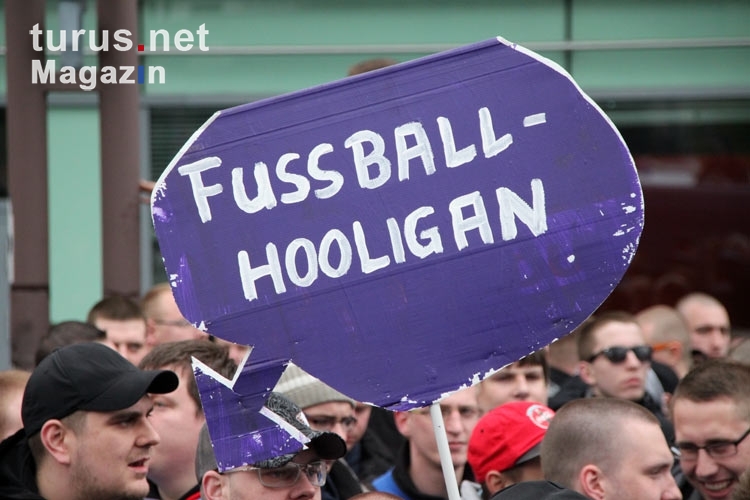Das ist ein Fußball-Hooligan ...