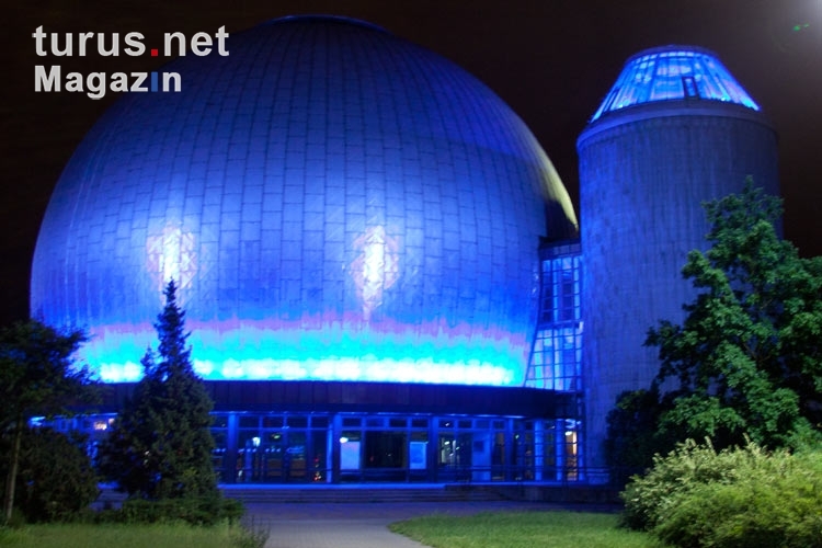 blau beleuchtetes Planetarium an der Prenzlauer Allee in Berlin