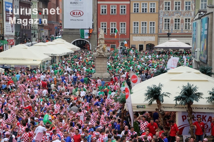 Irische und kroatische Fans feiern eine mächtige Party