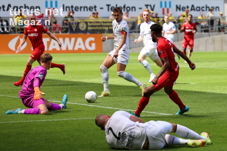 Isiah Young Torvorlage Alemannia Aachen vs. Rot-Weiss Essen Testspiel 16.07.2022