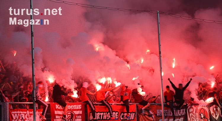Pyroshow Rot Weiss Essen Fans in DuisburgAugust 2022 Stimmungsbilder
