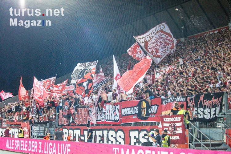 Rot-Weiss Essen Fans feiern Sieg gegen Aue