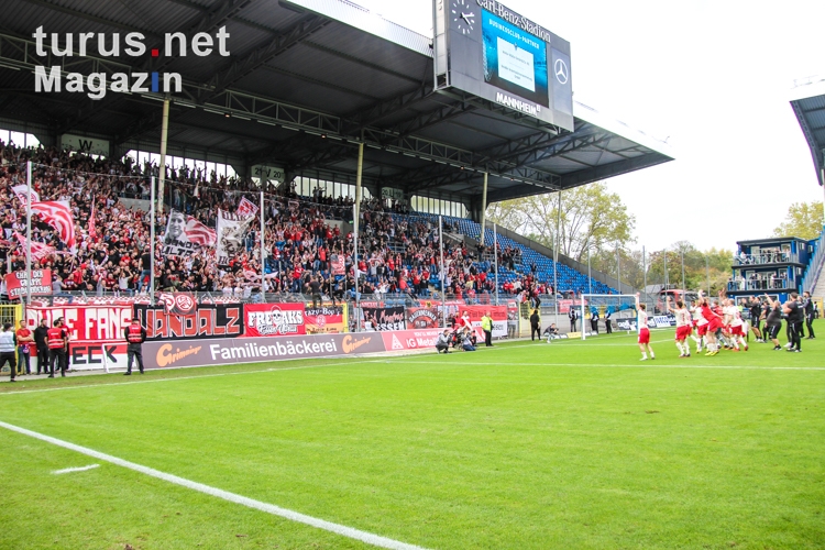 Rot-Weiss Essen Fans Spieler feiern Sieg 22.10.2022