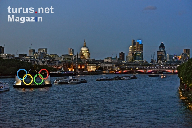 Olympische Ringe auf der Themse, London 2012