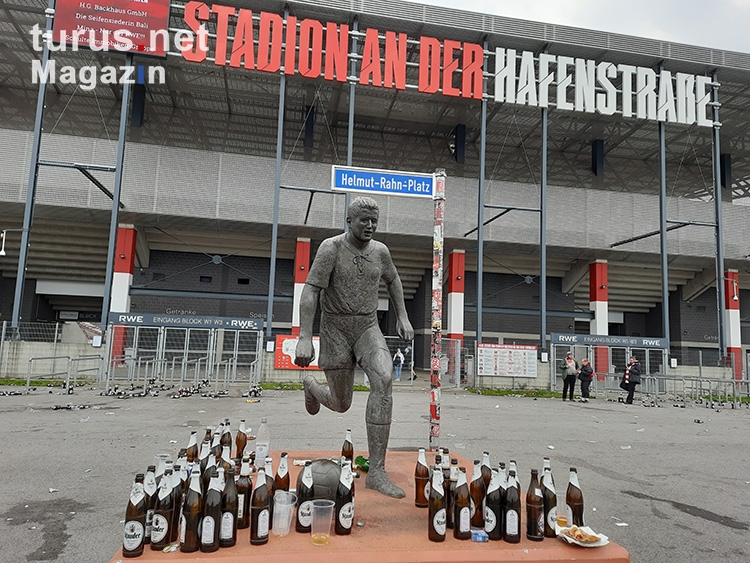 Nach dem Spiel: leere Flaschen Stadion Hafenstraße