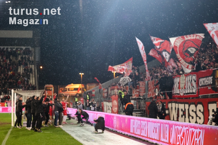 Rot-Weiss Essen Jubel über Sieg gegen Hallescher FC 19.12.2023