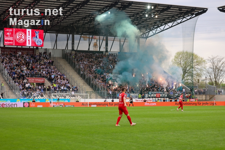 MSV Duisburg Fans zünden Pyrotechnik in Essen 07.04.2024
